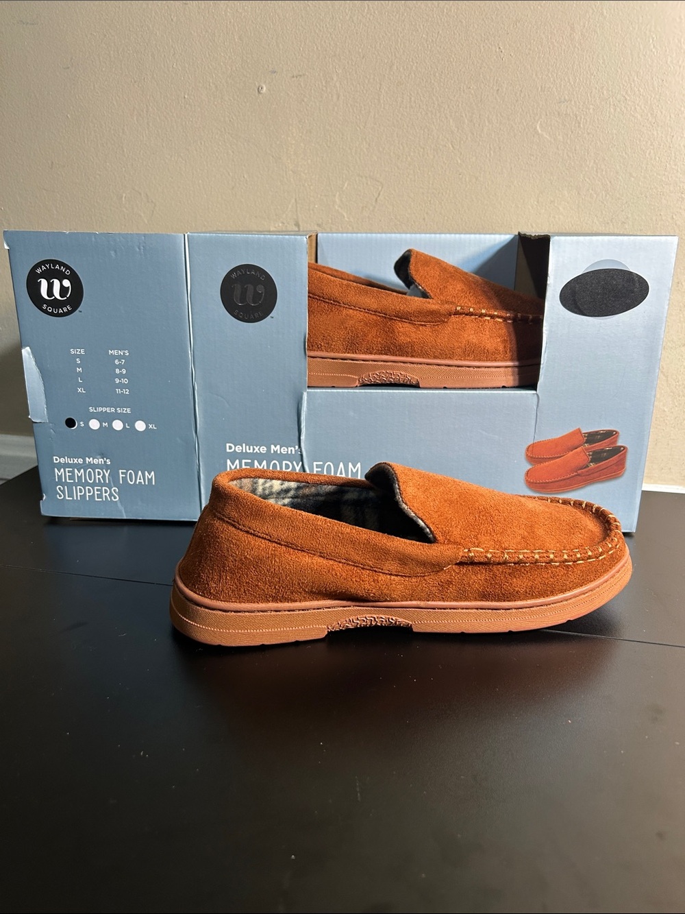 Wayland Square Men's Deluxe Memory Foam Slipper Size Small 6-7.
